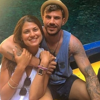 Ο Άκης Πετρετζίκης φωτογραφίζει το κορίτσι του