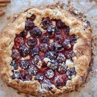 Εύκολη τάρτα με κεράσια και καρύδια