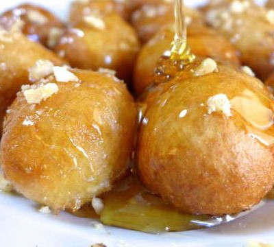 Γρήγοροι και αφράτοι λουκουμάδες με λίγα υλικά