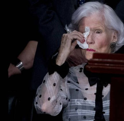 ΗΠΑ: Συντετριμμένη η 106 ετών μητέρα του γερουσιαστή Τζον Μακέιν στο τελευταίο «αντίο» (pics+vid)