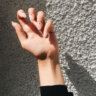 10 minimal nail art που μπορείς να κάνεις πάνω από τα ήδη βαμμένα νύχια σου