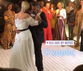 Γάμος Μουτάφη – Νιφλή: Ο ρομαντικός χορός του ζευγαριού – Η νύφη χόρεψε και με τον πατέρα της