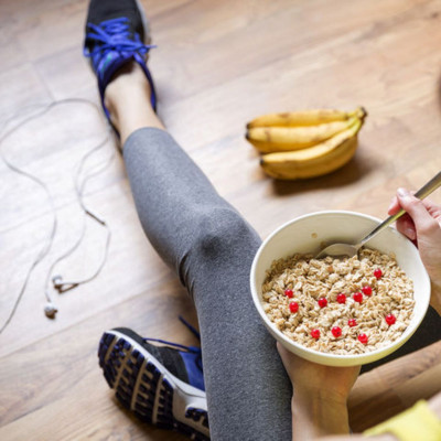Διατροφή πριν τη γυμναστική: Πώς θα συνδυάσετε σωστά υδατάνθρακες, πρωτεΐνες και λιπαρά