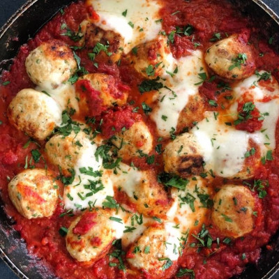 Κεφτεδάκια γαλοπούλας με σάλτσα ντομάτας και μοτσαρέλα