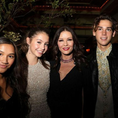 Catherine Zeta Jones: Φωτογραφίζεται με την 15χρονη κόρη της στο κόκκινο χαλί (pics)