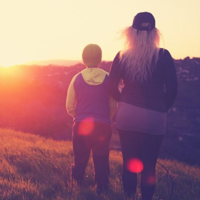 Πώς είναι να μεγαλώνεις με μικρότερο αδερφό; Μια Teen Queen εξομολογείται