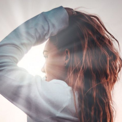 Γιατί πέφτουν τα μαλλιά το φθινόπωρο και πώς θα αντιμετωπίσεις την τριχόπτωση