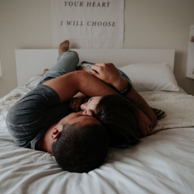 «Ο σύντροφός μου με πιέζει να κάνουμε σεξ»: Τι προτείνει η ειδικός να κάνεις