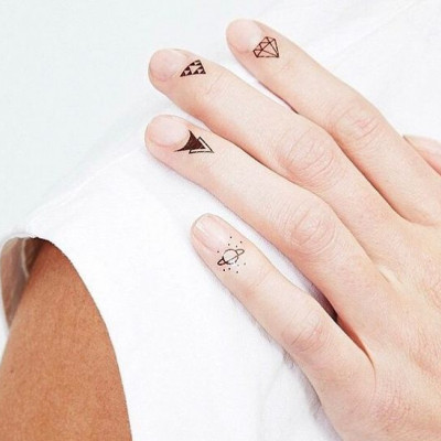 10 μικροσκοπικά τατουάζ στα δάχτυλα που θα θέλεις να κάνεις