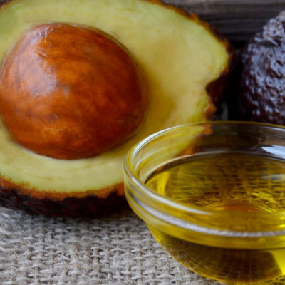 Έλαιο αβοκάντο: Δείτε τα 8 οφέλη του στα νύχια, στα μαλλιά και στην επιδερμίδα