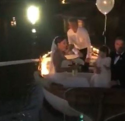 Γάμος Ρέμου – Μπόσνιακ: Μετά την τελετή επιβιβάστηκαν σε βάρκα με την κόρη τους