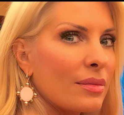 Ελένη Μενεγάκη: Το τελευταίο Σαββατοκύριακο στα Άχλα κάνει μπάρμπεκιου στην παραλία με φίλους (φωτο)