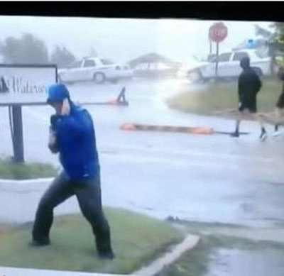 Ρεπόρτερ για Όσκαρ ερμηνείας «παλεύει» με τον τυφώνα Φλόρενς ενώ πίσω του... βολτάρουν άνετοι (vids)