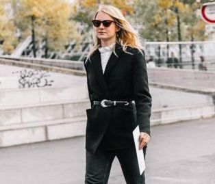 Black jeans: Stylish outfits για να φορέσεις το μαύρο τζιν παντελόνι