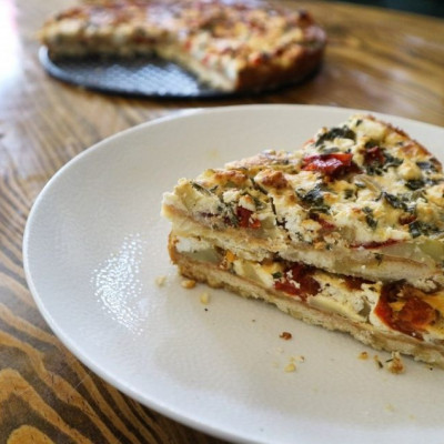 Τάρτα με πατάτες, φρέσκια κρεμμυδάκια & γκούντα