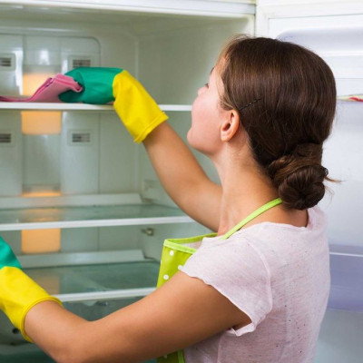 Φοιτητικό σπίτι: Με αυτό το βίντεο θα μάθεις να καθαρίζεις το ψυγείο σε χρόνο «ντετέ»