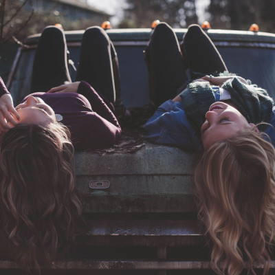 Πώς θα καταλάβεις ότι η κολλητή σου σε ζηλεύει