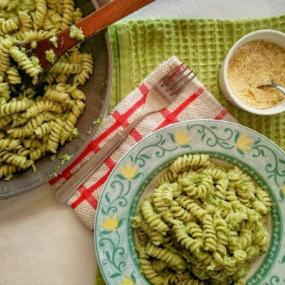 Μακαρονάδα με σάλτσα από μπρόκολο και αντζούγιες αρωματισμένη με σκόρδο