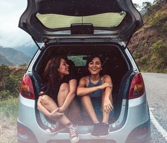 Τσακώθηκες με την αδερφή σου; 6 τρόποι για να τα ξαναβρείς μαζί της