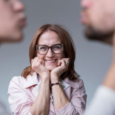 Η πεθερά Ζυγός είναι όμορφη, καλή αλλά απεχθάνεται την κακογουστιά και την αγένεια