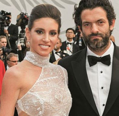 Γάμος Οικονομάκου – Μιχόπουλου: Οι πρώτες εικόνες. Η νύφη έφτασε με σκάφος στην εκκλησία