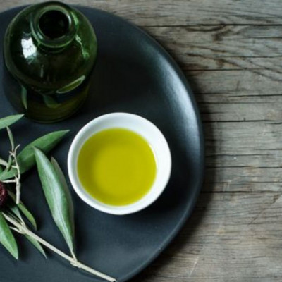Ελαιόλαδο: 11 εκπληκτικά οφέλη για την επιδερμίδα και τα μαλλιά