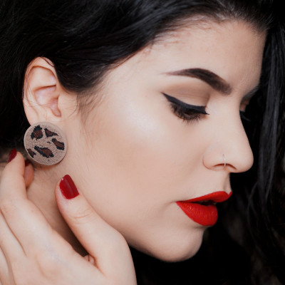 Αυτά τα σκουλαρίκια έχουν animal prints και θα ξυπνήσουν τα άγρια ένστικτά σου