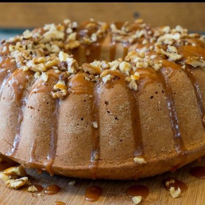 Κέικ με καρύδια και καραμέλα