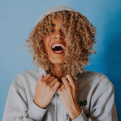 Τελικά το γέλιο προκαλεί ρυτίδες ή όχι; Θέλαμε απαντήσεις! Και τις βρήκαμε…