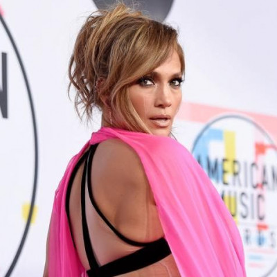 10 φορές που η Jennifer Lopez πόζαρε με την κυτταρίτιδά της και μας έκανε να την παραδεχτούμε