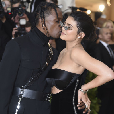 Έτσι πρόδωσε η Kylie Jenner το γάμο με τον πατέρα του παιδιού της