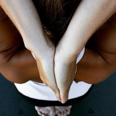 H ευλυγισία αυτής της γυναίκας δεν μπορεί παρά να σε εμπνεύσει για γυμναστική