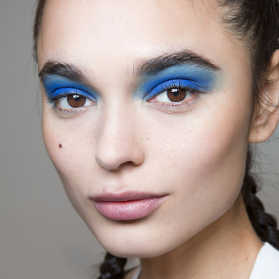 Η μπλε σκιά είναι τάση και ό, τι καλύτερο έχει συμβεί στα καστανά μάτια! Έχουμε τις αποδείξεις...