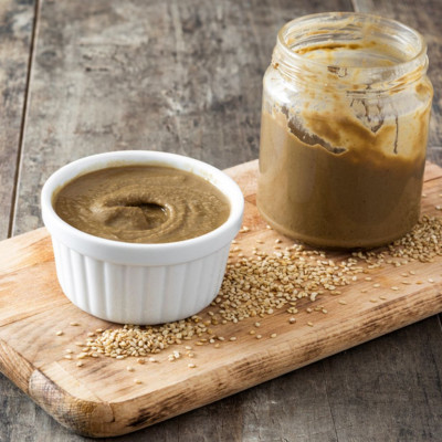 Ταχίνι: 7+1 λόγοι υγείας και ομορφιάς για να το βάλεις στην καθημερινή διατροφή σου