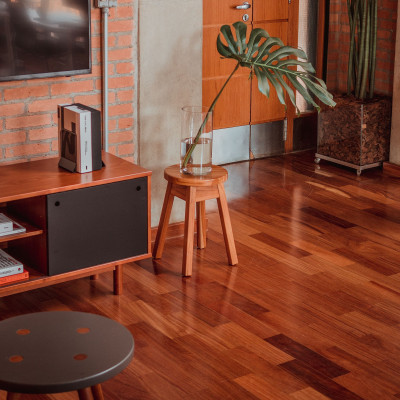 5 κακές συνήθειες που καταστρέφουν το ξύλινο πάτωμα ενός σπιτιού