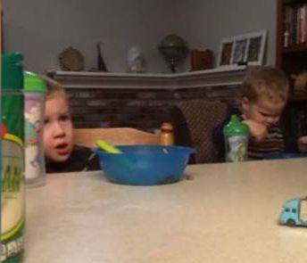 Επικό! Το σχέδιο δύο παιδιών για να νικήσουν τα… τέρατα (vid)