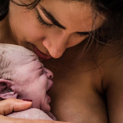 Έτσι νιώθει μια μαμά όταν κρατά ή βλέπει για πρώτη φορά το νεογέννητο μωρό της (pics)