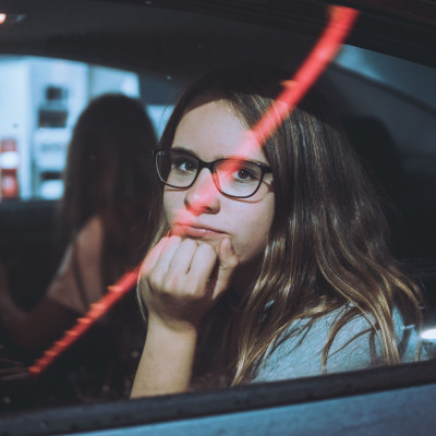 Η φίλη σου σε ξεχνάει όποτε έχει σχέση; Τι να κάνεις