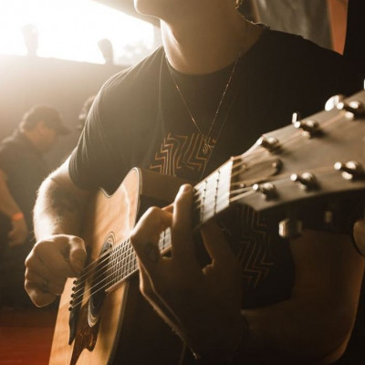 Γνωστός τραγουδιστής ανέβηκε στην σκηνή γεμάτος μώλωπες