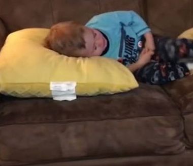 «Ώρα για ύπνο»: Οι πιο αστείες αντιδράσεις παιδιών (vid)