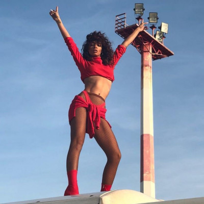 Η Φουρέιρα ποζάρει γυμνή στο νέο της video clip!