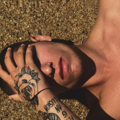 Αποκάλυψη: Είναι ο κούκλος γιος διάσημων τραγουδιστών και μπαίνει στο «Τατουάζ»