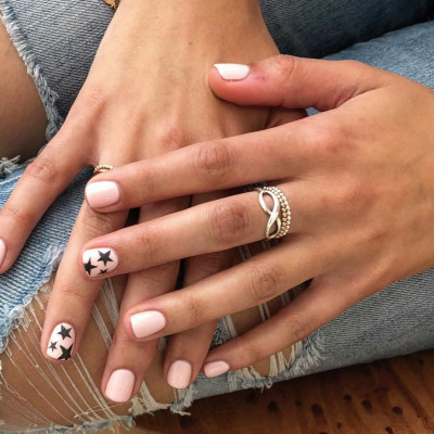 Σε αυτό το account θα δεις τα πιο όμορφα μανικιούρ με αστεράκια...