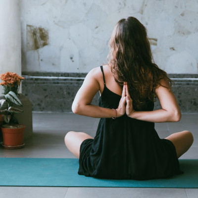 3 στάσεις yoga που ανακουφίζουν από τους πόνους της περιόδου