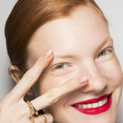 Είσαι κοκκινομάλλα; Έχουμε προτάσεις μακιγιάζ που σου ταιριάζουν πολύ!