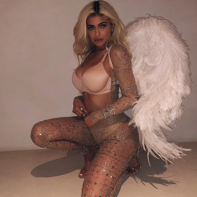 Η Kylie Jenner ποζάρει με φουσκωμένη κοιλίτσα στο Instagram