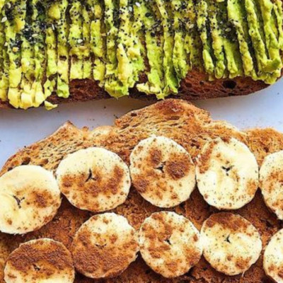 Συνταγή για πεντανόστιμο brunch: Τοστ με avocado μπανάνα και αμύγδαλα (σας έχουμε και θερμίδες)