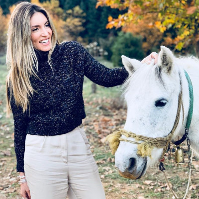 H Aθηνά Οικονομάκου κάθε χειμώνα έχει μία συγκεκριμένη στυλιστική εμμονή