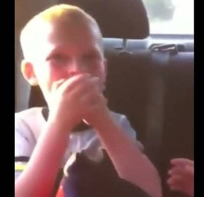 Η αντίδραση ενός παιδιού όταν μαθαίνει πως θα αποκτήσει αδελφάκι! (vid)