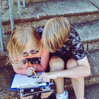 Η τρυφερή συνήθεια που κάνει τα παιδιά πιο έξυπνα σύμφωνα με την επιστήμη